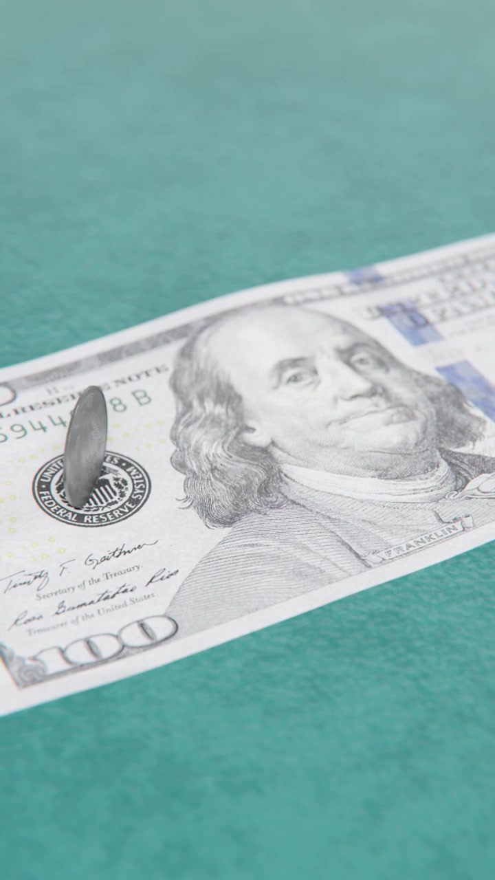 La rupia indiana che raggiunge un minimo storico contro il dollaro statunitense riflette il deprezzamento della valuta influenzato dai mercati globali, dall'inflazione, dai deficit commerciali e dalle condizioni economiche in video verticale.