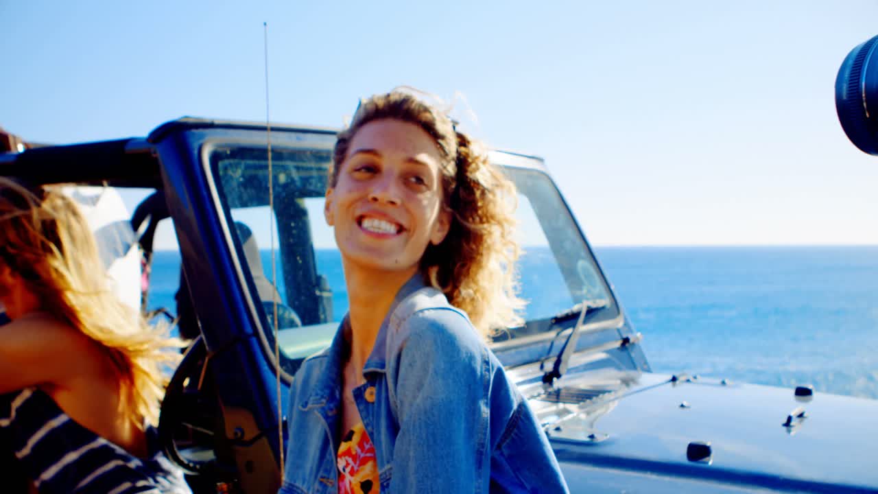 hombre tomando fotos de su amiga con una cámara 4k