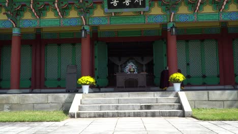 Drone-Flying-Towards-The-Entrance-Of-Tomb-Of-Seven-Hundred-Patriotic-Martyrs-In-Geumsan,-South-Korea