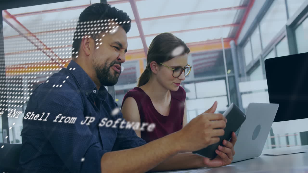 animación del procesamiento de datos financieros sobre diversos colegas que discuten el trabajo en la oficina