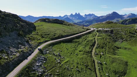 Rv-Motorhome-Drives-Paso-De-Montaña-Col-De-La-Croix-De-Fer-En-Savoy-Isere,-Alpes-Franceses---Antena