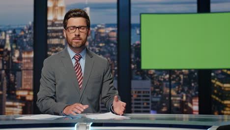 presentador serio entregando noticias de pie en un estudio moderno. hombre anfitrión diciendo adiós