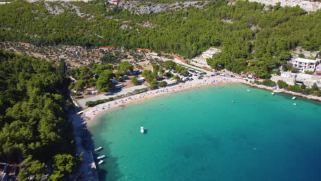 drone hacia el campamento en la bahía de prapratno durante el verano en la costa adriática de croacia