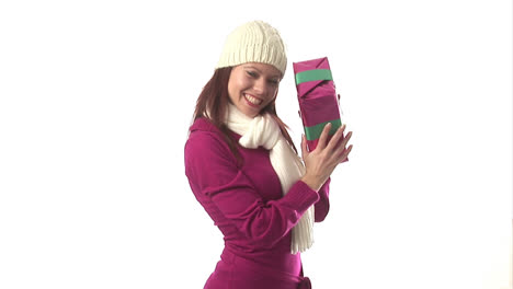 mujer con regalos.