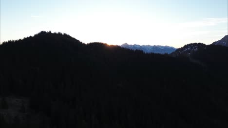 Luftaufnahme-Eines-Sonnenaufgangs-Mit-Einer-Drohne,-Wunderschöne-Berglandschaft-Umgeben-Von-Wald