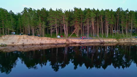 Touristen-Mit-Zelten-An-Der-Irbes-Mündung,-Campingplatz-In-Lettland