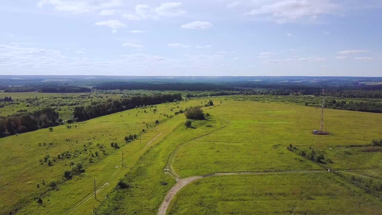 vista aérea del paisaje rural con torre de comunicación