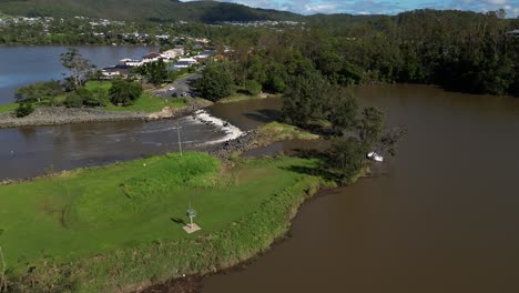 Oxenford,-Gold-Coast,-4.-Januar-2024-–-Luftaufnahmen-Des-Coomera-River,-Der-Wohnhäuser-Und-Des-Damms-Mit-Zurückgehendem-Hochwasser-Der-Januarstürme