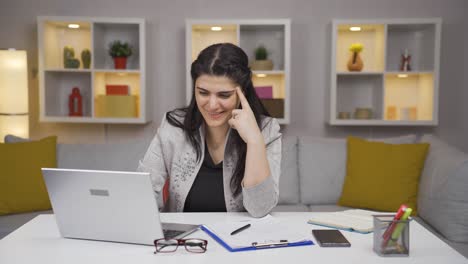 La-Mujer-Trabajadora-De-Oficina-En-Casa-Actúa-De-Manera-Inteligente-E-Inteligente.