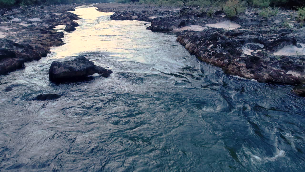hermosa luz reflejada en el río kolpa