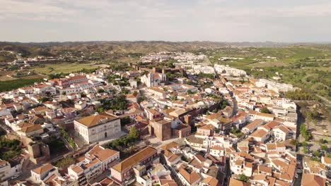 Umkreisende-Aufnahme-Der-Kathedrale-Von-Silves-Und-Des-Stadtbildes-Von-Silves