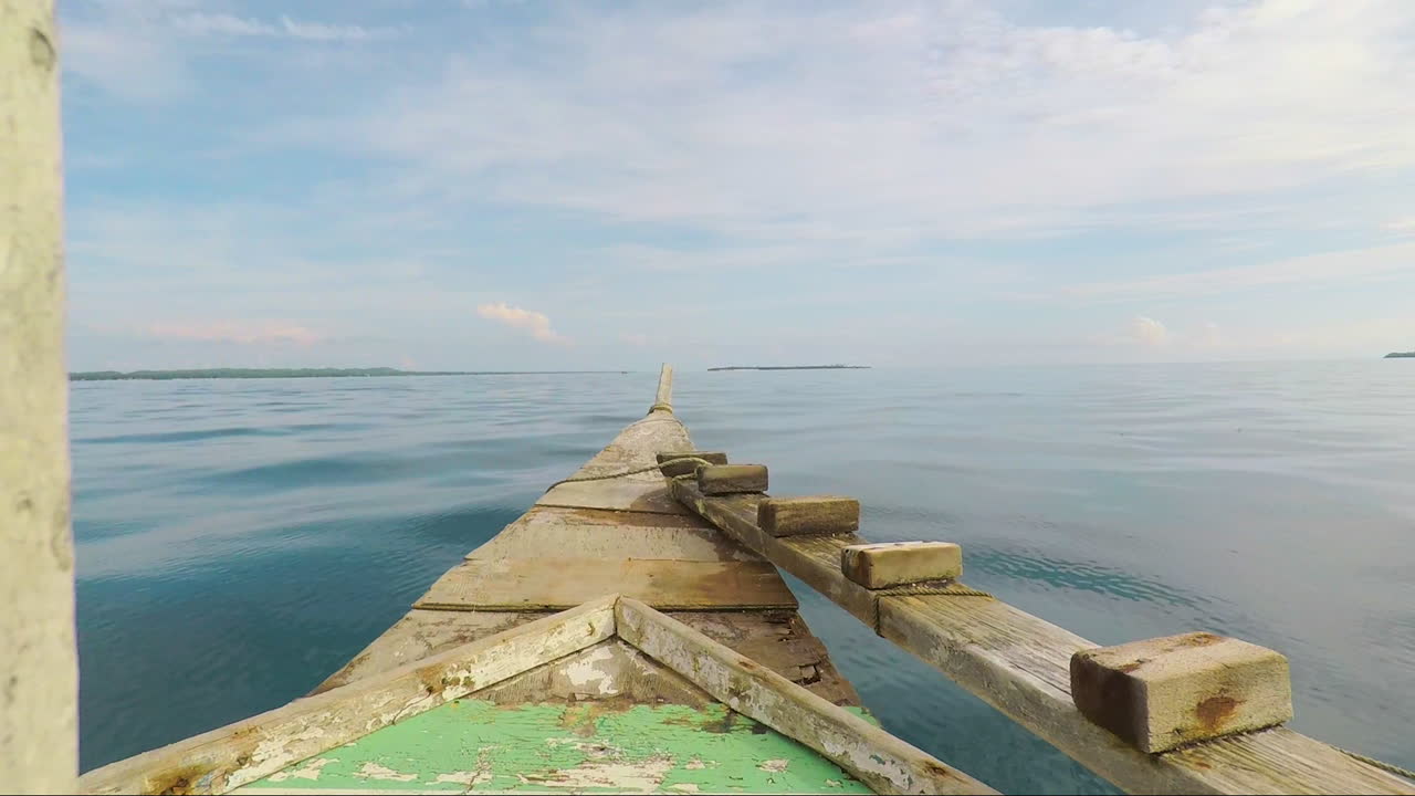 dolly en tiro yendo al frente de un bote pequeño