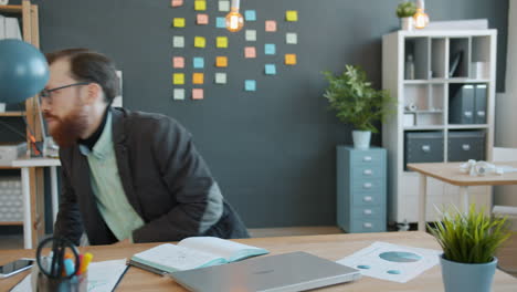 geschäftsmann, der in einem modernen büro arbeitet