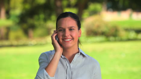 -Mujer-Hablando-Por-Su-Teléfono-Móvil-