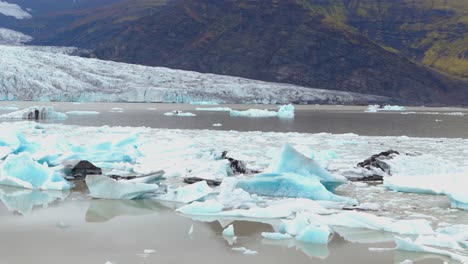 Langsam-Umlaufende-Aufnahme,-Die-Die-Auswirkungen-Des-Klimawandels-Auf-Den-Fjallsárlón-Gletscher-Zeigt