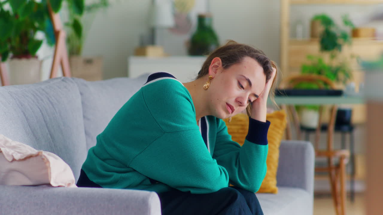 donna triste si rompe a causa di problemi finanziari