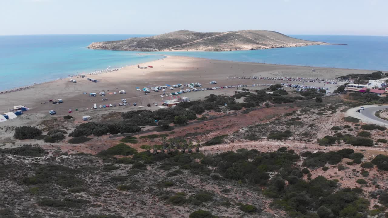 toma aérea reveladora de la hermosa playa de cometas prasonisi en la isla de rodas.