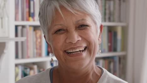 Retrato-Feliz-Mujer-De-Mediana-Edad-Sonriendo-Mujer-Mayor-Segura-Disfrutando-De-Una-Jubilación-Exitosa-Sintiéndose-Positiva-En-Casa-Imágenes-De-4k