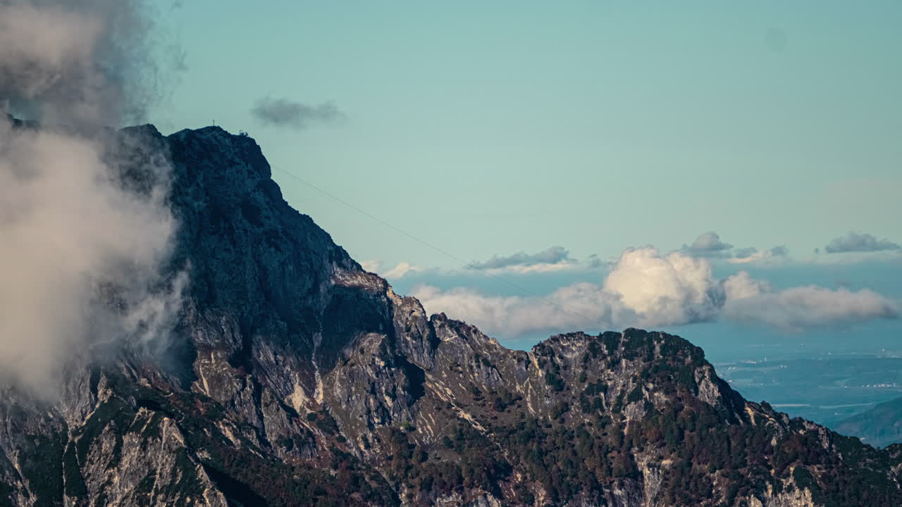 Time-lapse di maestose montagne mentre le nuvole si dispiegano con grazia.