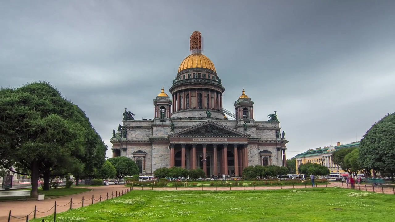 Timelapse hyperlapse da Catedral de Santo Isaac em São Petersburgo, Rússia. Paisagem urbana com céu nublado e gramado verde.