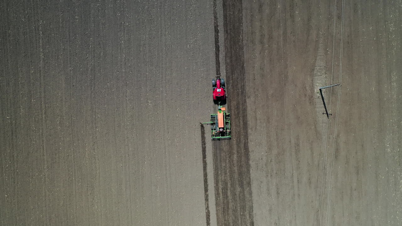 위에서 촬영한 농장에서 운전하는 빨간 트랙터