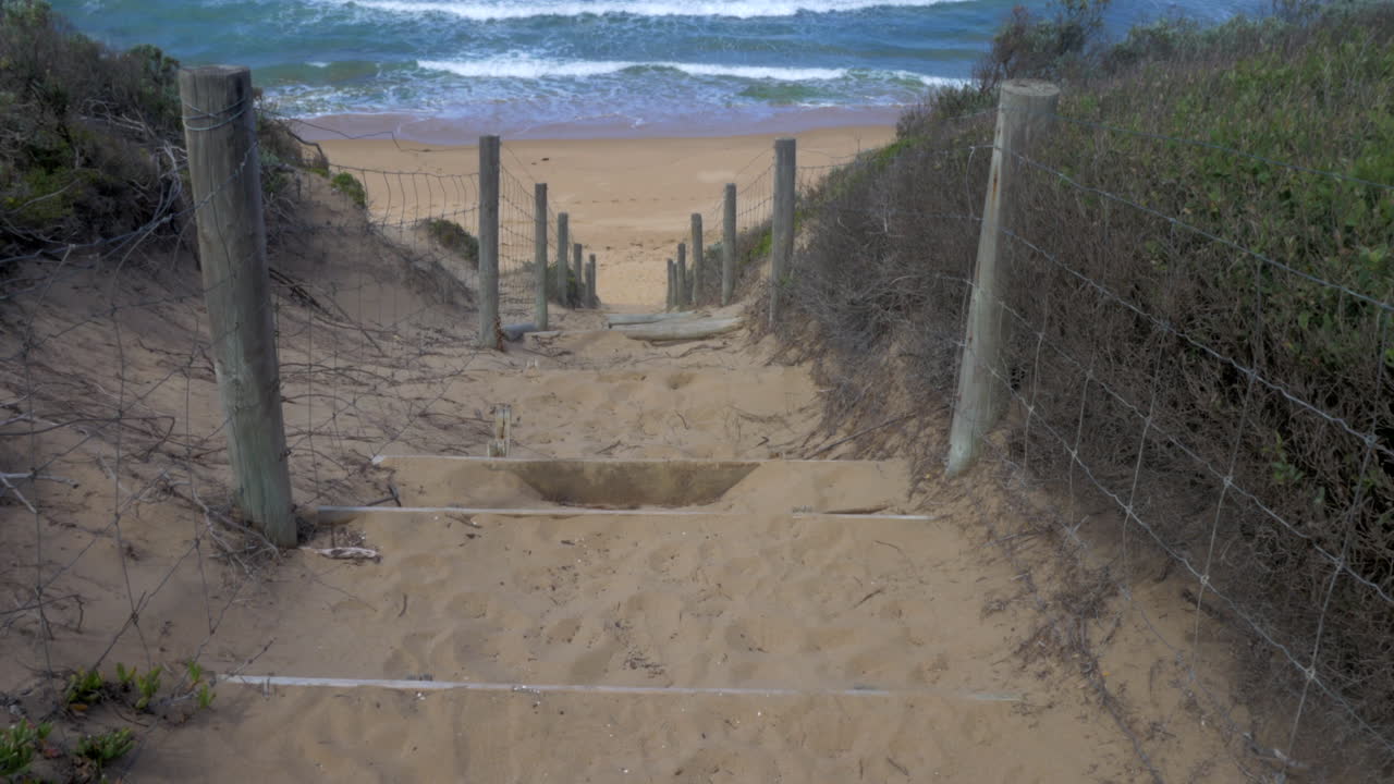 escaleras de madera empinadas hacia una playa australiana en un hermoso día