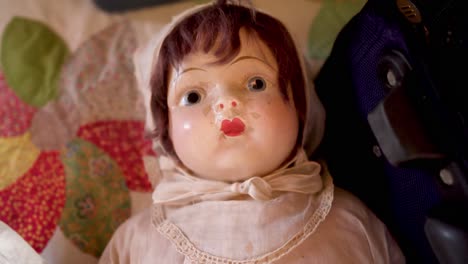 muñeca vintage espeluznante, poseída y malvada con ojos embrujados