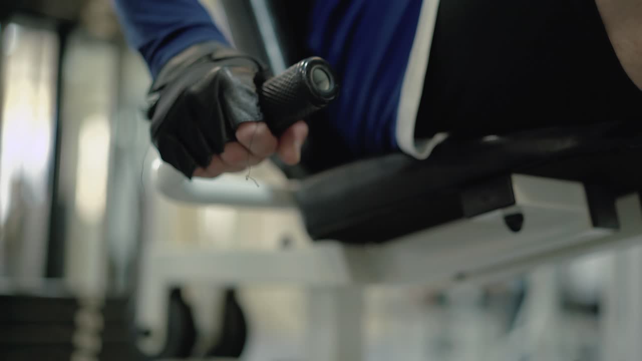 человек выполняет упражнение для укрепления мышц ног 5