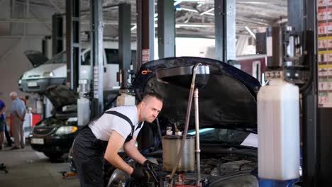 mecánico trabajando en un coche en un garaje