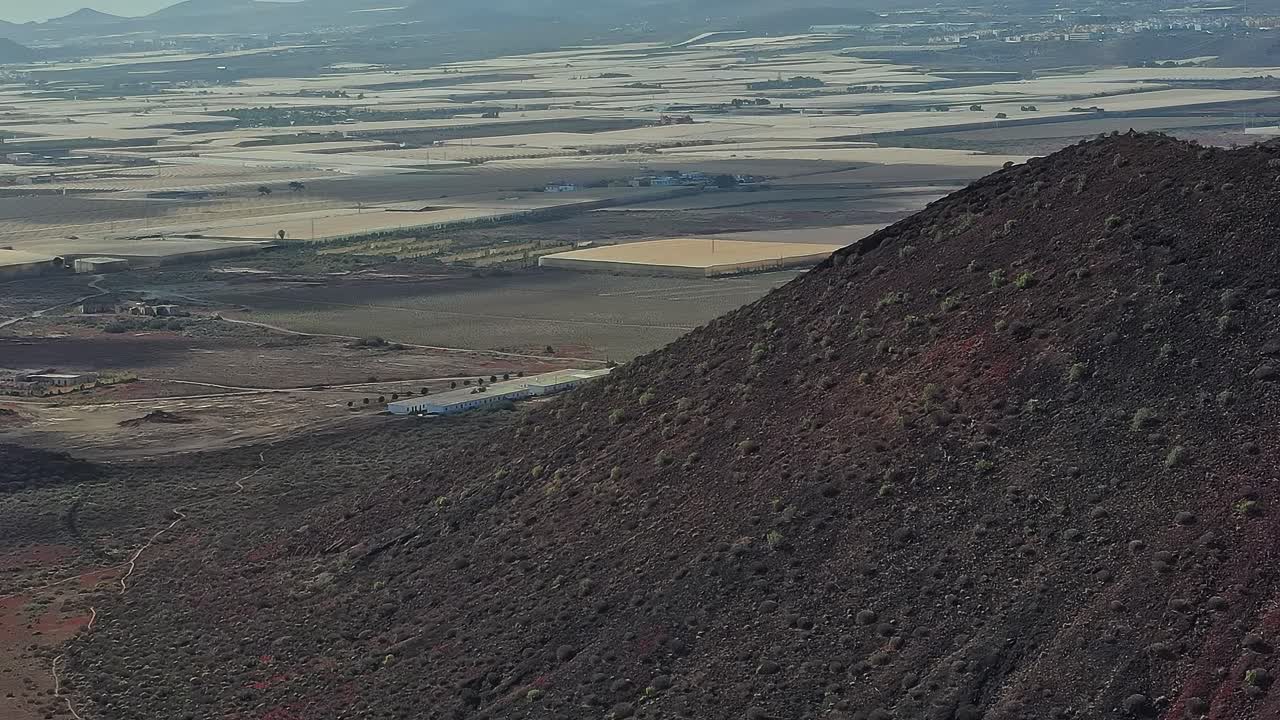 Esplora il paesaggio vulcanico e i terreni agricoli di Tenerife, Spagna