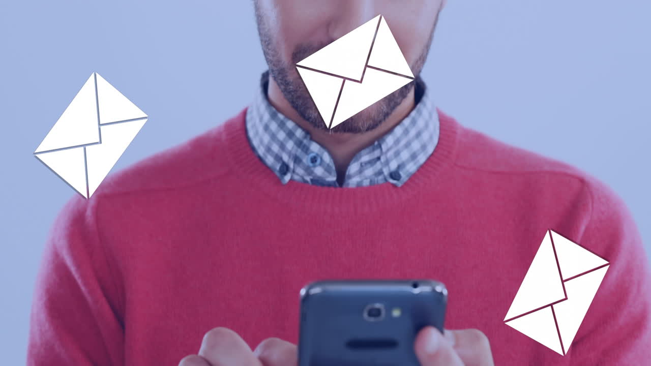 문자 메시지를 보내며 미소 짓는 남자 4k