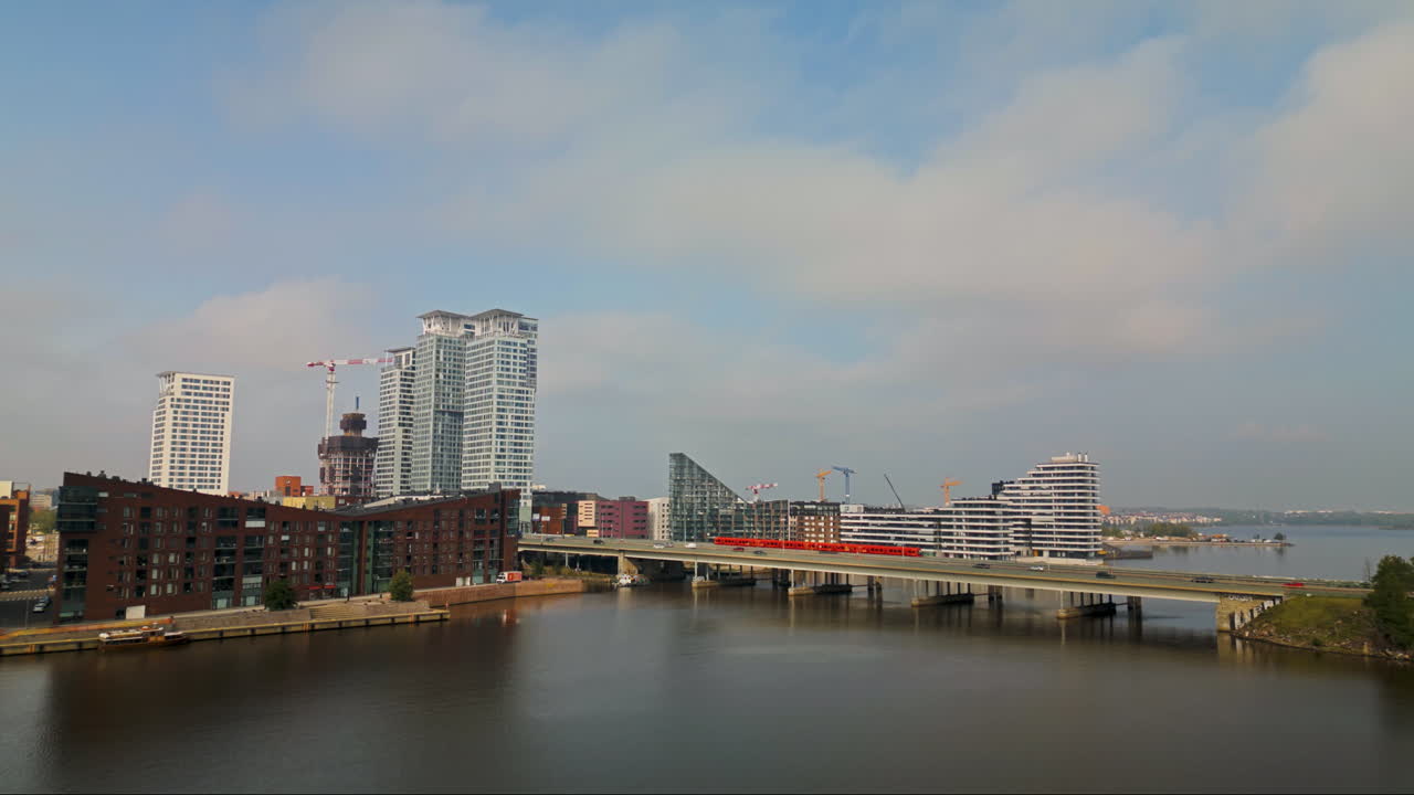 el metro se acerca a las torres redi, rascacielos en kalasatama, helsinki a lo largo del puente sobre el agua.