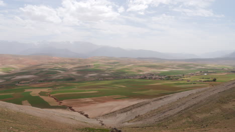 Ländliche-Marokkanische-Landschaft-Mit-Atlasgebirge-Im-Hintergrund-Rechts-Schwenken