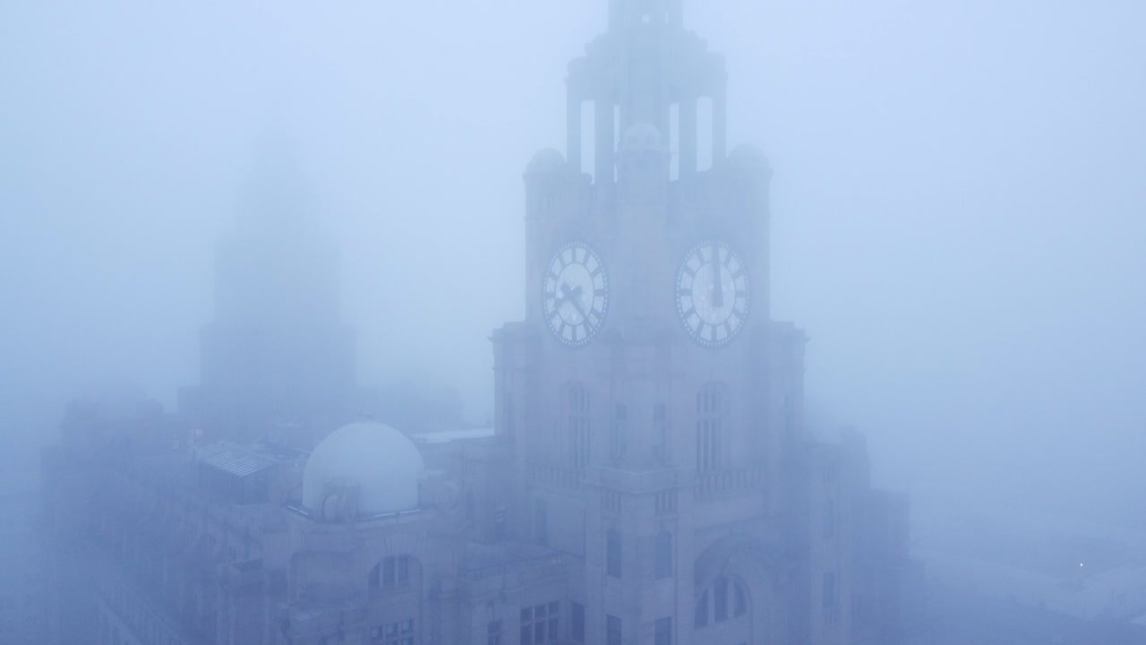 짙은 안개로 덮힌 조감도 리버풀 간 건물은 짙은 우울한 날씨에 가시성이 위쪽으로 상승