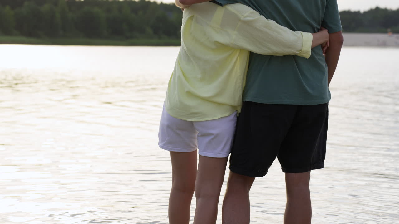 해변에서 일몰을 감상하는 커플