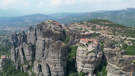 Meteora-Klöster-Und-Felsformationen-In-Thessalien,-Griechisches-Festland---Luftaufnahme-4k-Rückwärts