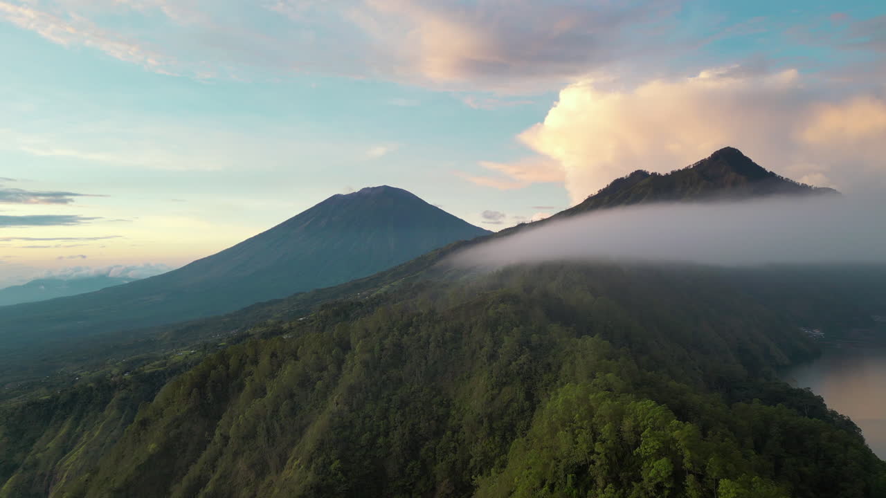 Vista mattutina serena del Monte Agung e Kintamani, Bali, Indonesia, con movimento lento del drone in 4K 30FPS.