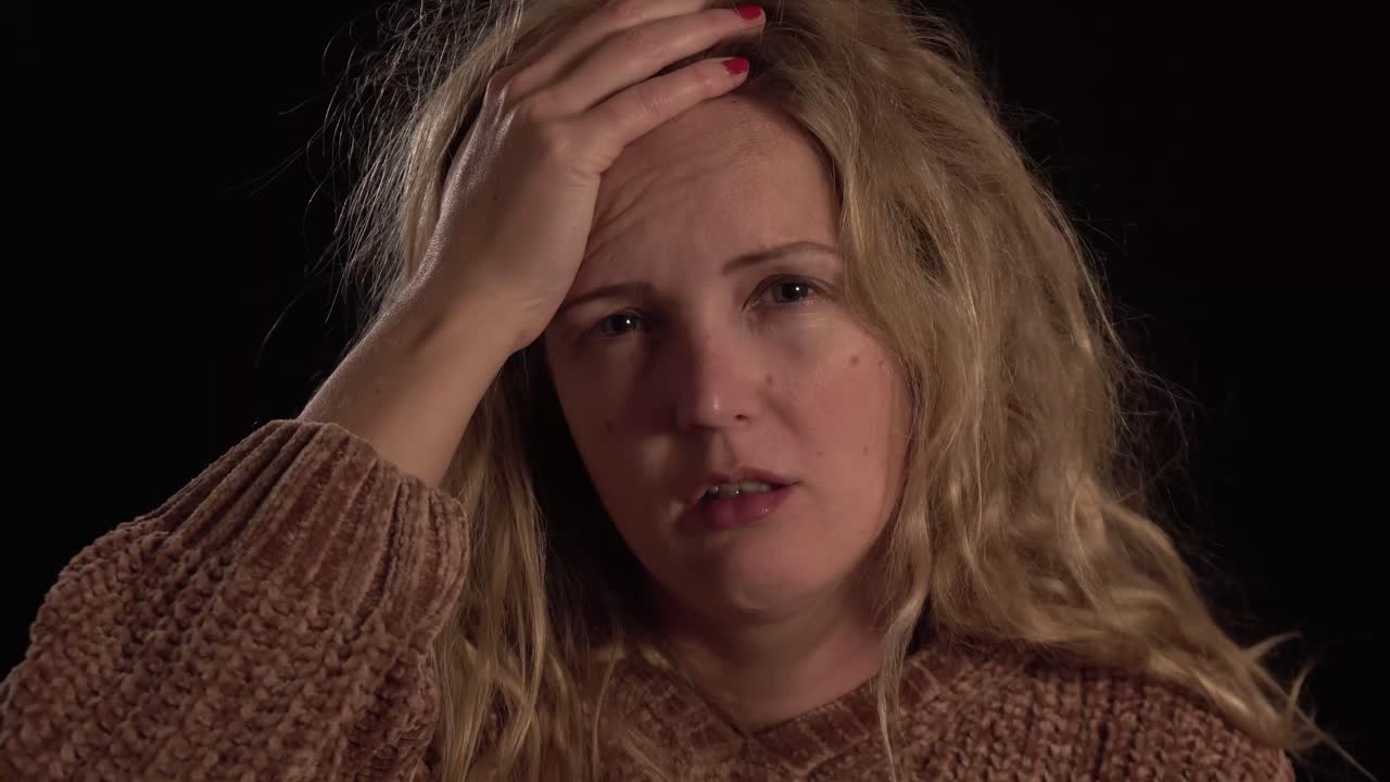 한 여성이 심각한 두통을 고 있습니다.