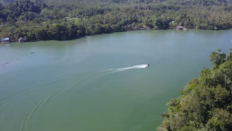 Una-Lancha-Navega-A-Través-Del-Lago-Izabal-Selva-Tropical-De-Guatemala-Vista-Aérea