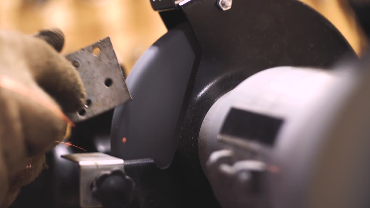 Lavoro di smerigliatura in officina.