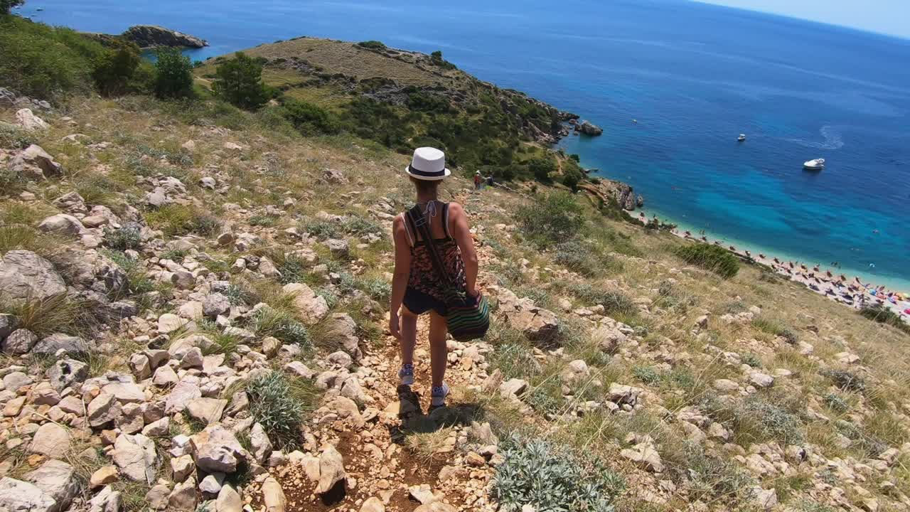 mujer viajera sola en un viaje a la isla krk croacia