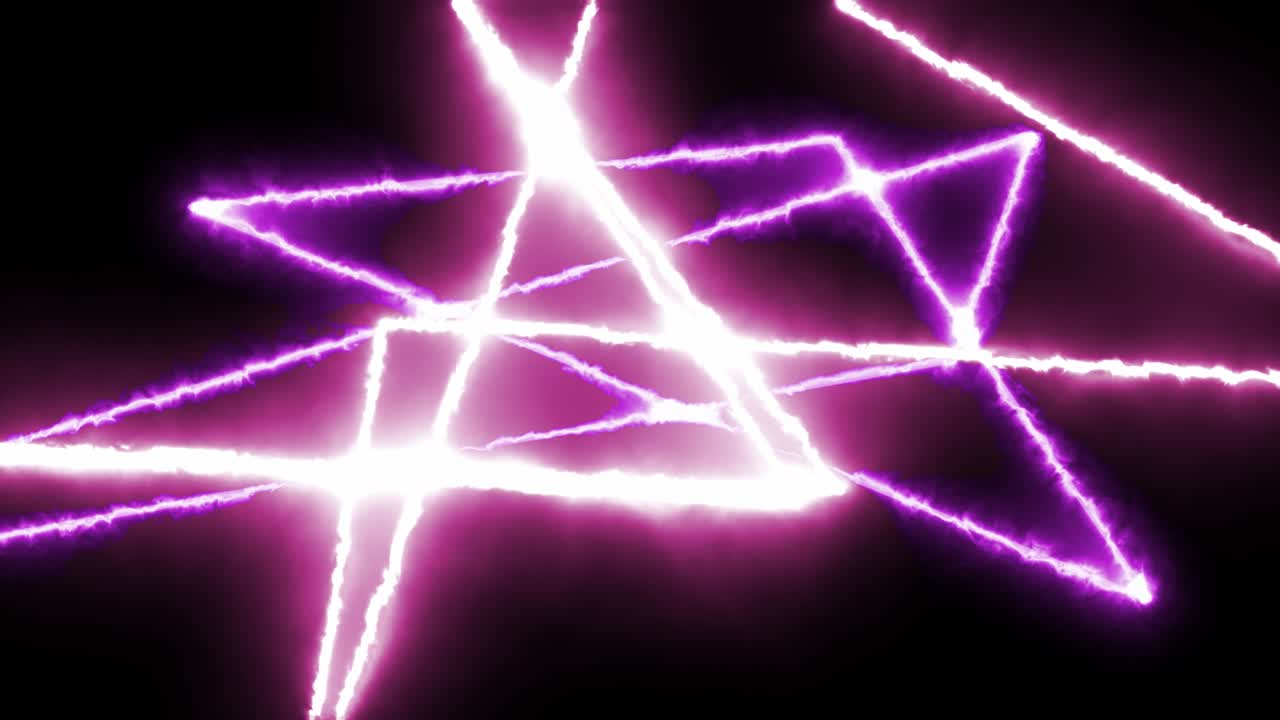 animación de espectáculo de fuego con láser. rayos de luz, luz láser que brilla de color púrpura. rayos láser ardientes en estilo de los años 80. composición horizontal, calidad de video 4k