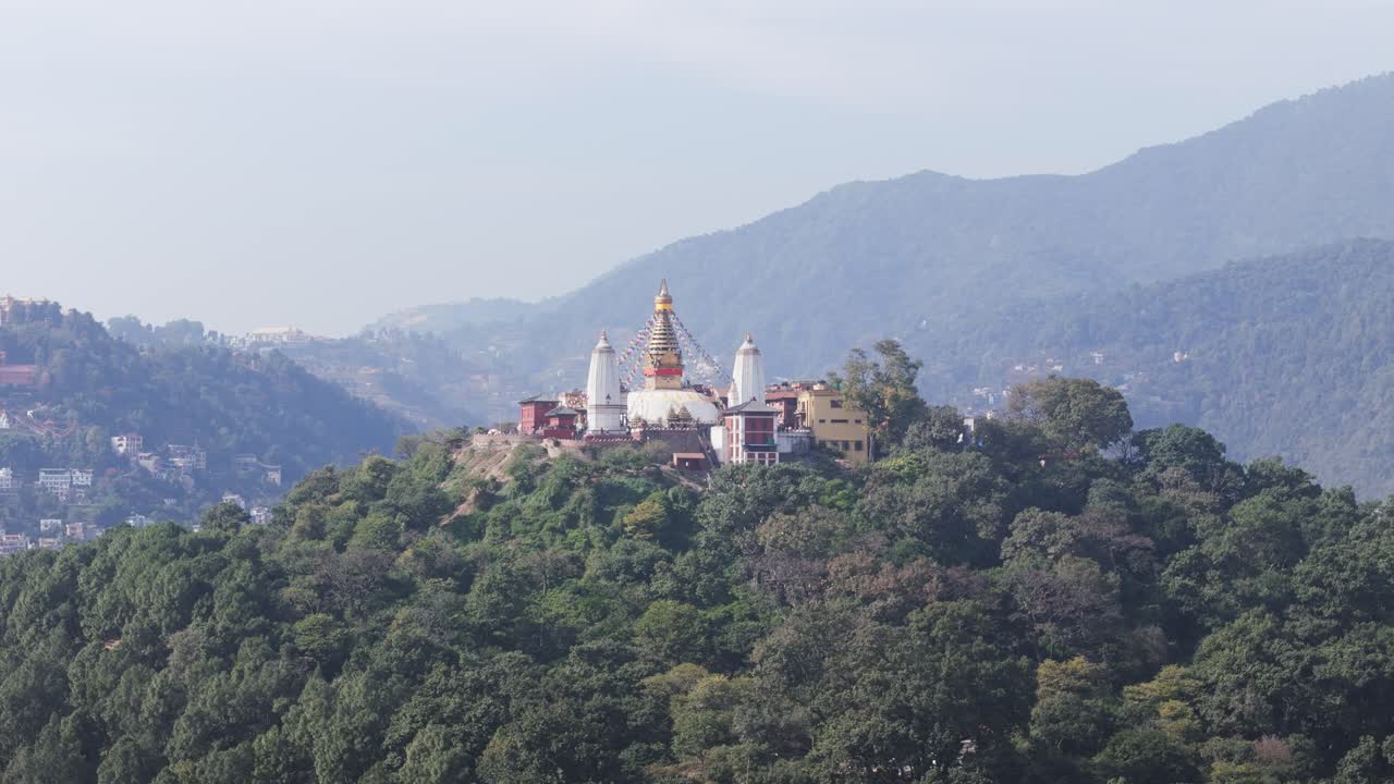 Un video aereo realizzato con drone cattura lo stupa di Swayambhunath che si erge su Kathmandu. Questo sacro punto di riferimento in cima alla collina riflette l'antico patrimonio buddista, la vita spirituale e le viste panoramiche sulla valle sottostante.