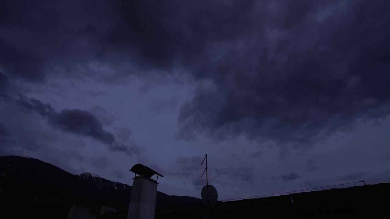 산이 있는 이탈리아 도시의 클라우드 타임랩스, 어둠 속으로 이동