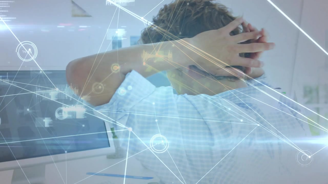 Video verticale: Professionista IT maschio che monitora dati olografici su un monitor cliccando il mouse e allungando il collo.