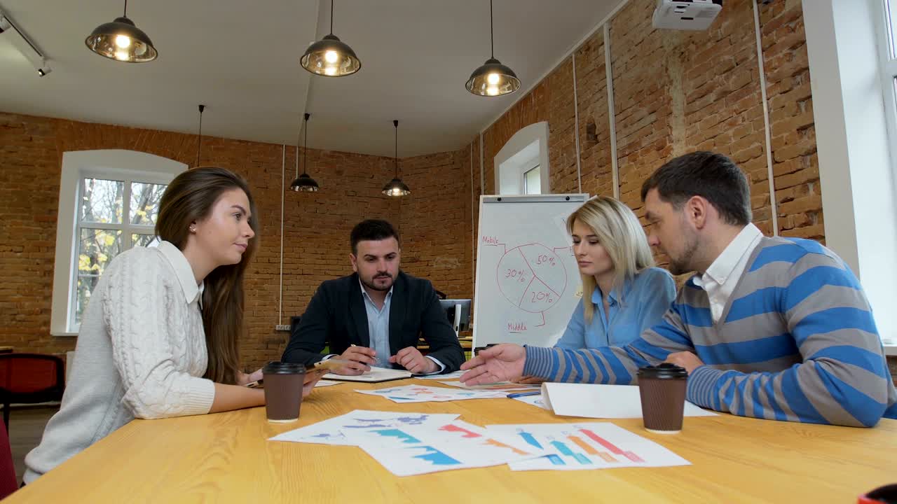 reunión de equipo de negocios involucró a diversas personas que participaron en ideas creativas y sostenibles steadicam filmado a través de la mesa de la sala de juntas espacio de trabajo compartido