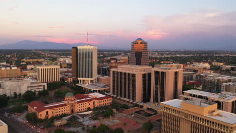 antiguo juzgado del condado de pima con edificios modernos del centro de tucson en arizona al atardecer