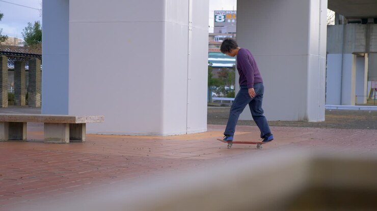 Skateboarder abile sul suo skateboard che esegue acrobazie