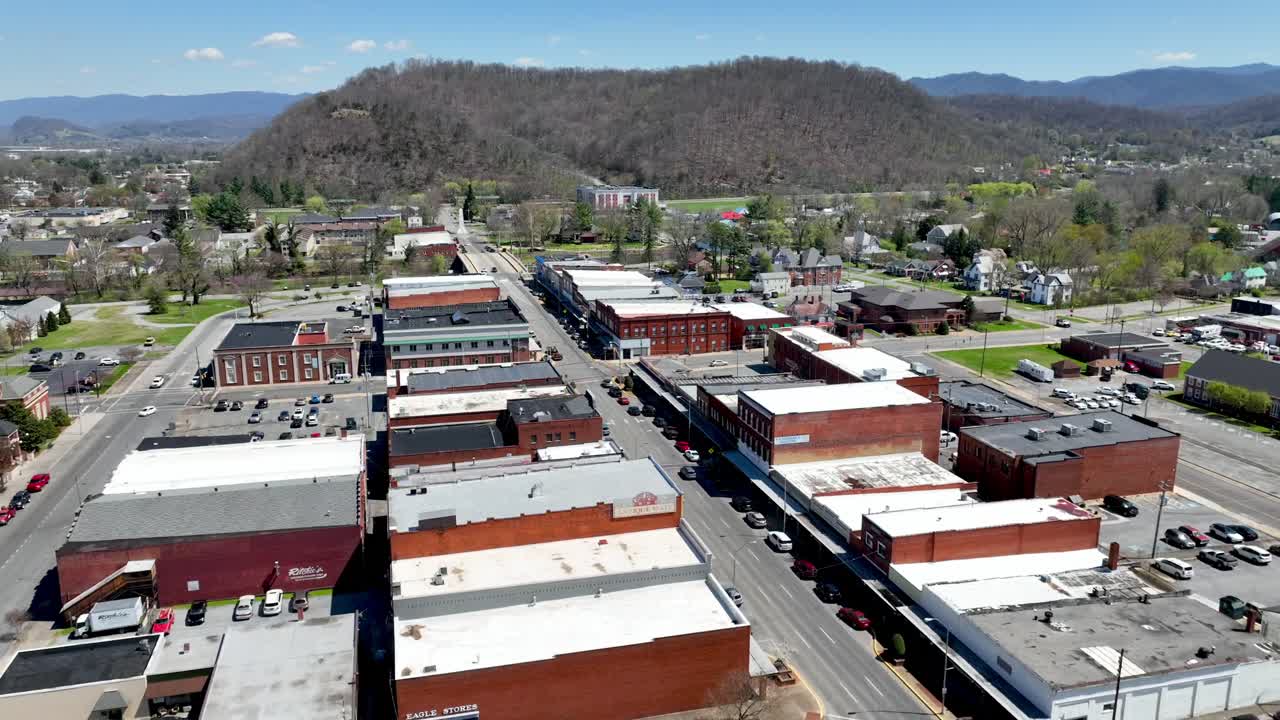 empuje aéreo rápido sobre elizabethton, en el estado de tennessee.