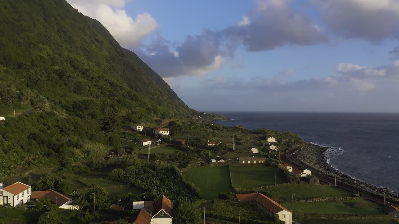 무성한 녹색 절벽, 파자 도스 비메스, 상 호르헤 섬, 아조레스 제도, 포르투갈의 시골 해안 마을과 농작물 밭